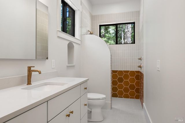 554 Shady Acres Ln, Santa Rosa, CA 95409