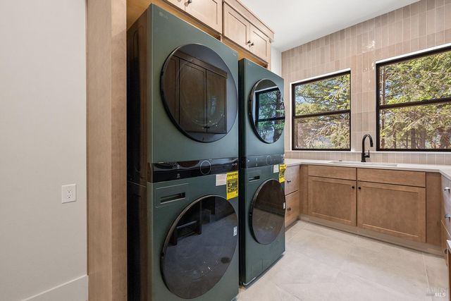 554 Shady Acres Ln, Santa Rosa, CA 95409