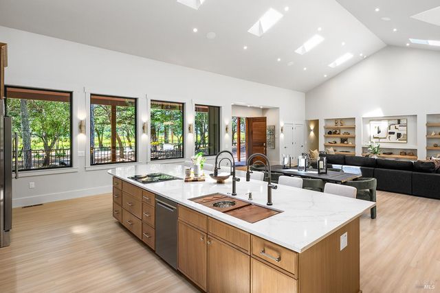 554 Shady Acres Ln, Santa Rosa, CA 95409