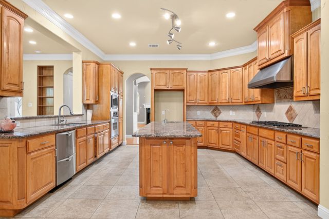 544 Waterchase Drive, Fort Worth, TX 76120