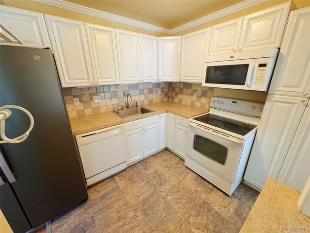 627 Wesbrook Street, Pontiac, MI 48340