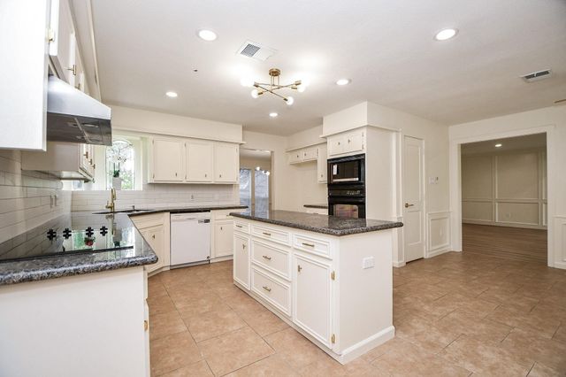 206 E Sutton Square, Stafford, TX 77477