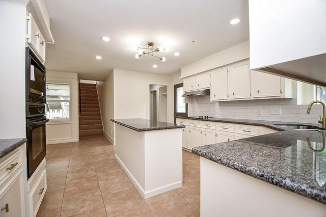 206 E Sutton Square, Stafford, TX 77477