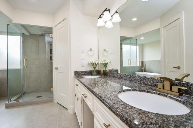 206 E Sutton Square, Stafford, TX 77477