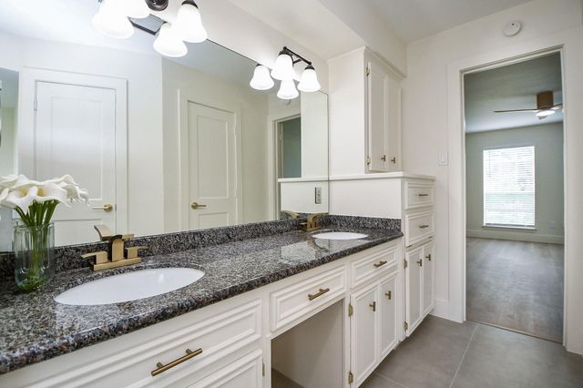 206 E Sutton Square, Stafford, TX 77477