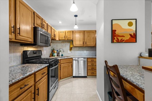 19 Saxonhollow Dr Unit G2, Essex Junction, VT 05452