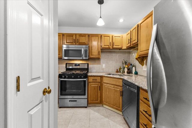 19 Saxonhollow Dr Unit G2, Essex Junction, VT 05452