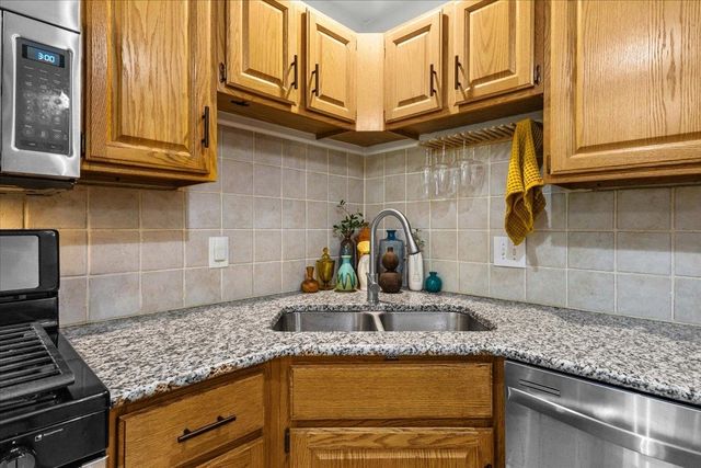 19 Saxonhollow Dr Unit G2, Essex Junction, VT 05452
