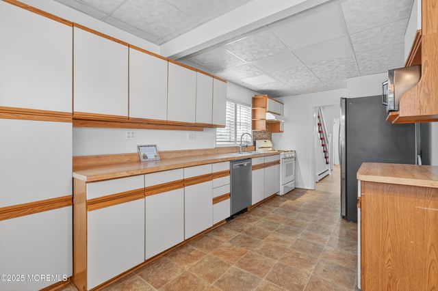 45 8th Street, Hazlet, NJ 07734