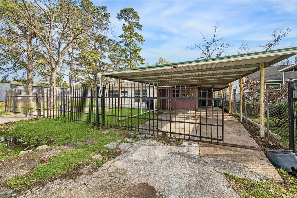 5930 Guadalupe Street, Houston, TX 77016