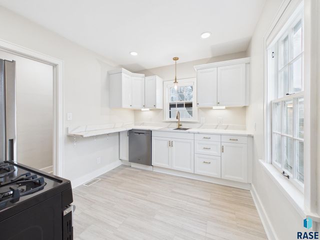 613 E 20th St Street, Sioux Falls, SD 57105