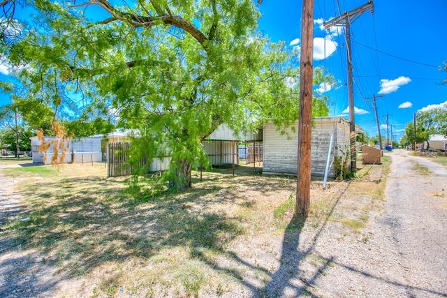 1309 5th Avenue, Ballinger, TX 76821
