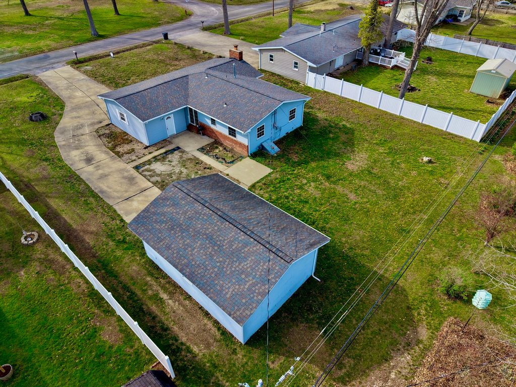 Image 2 of property listing at 274 Oaktree Ave Avenue, Salem, IL 62881