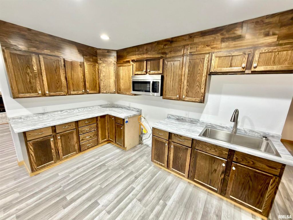 Image 11 of property listing at 274 Oaktree Ave Avenue, Salem, IL 62881