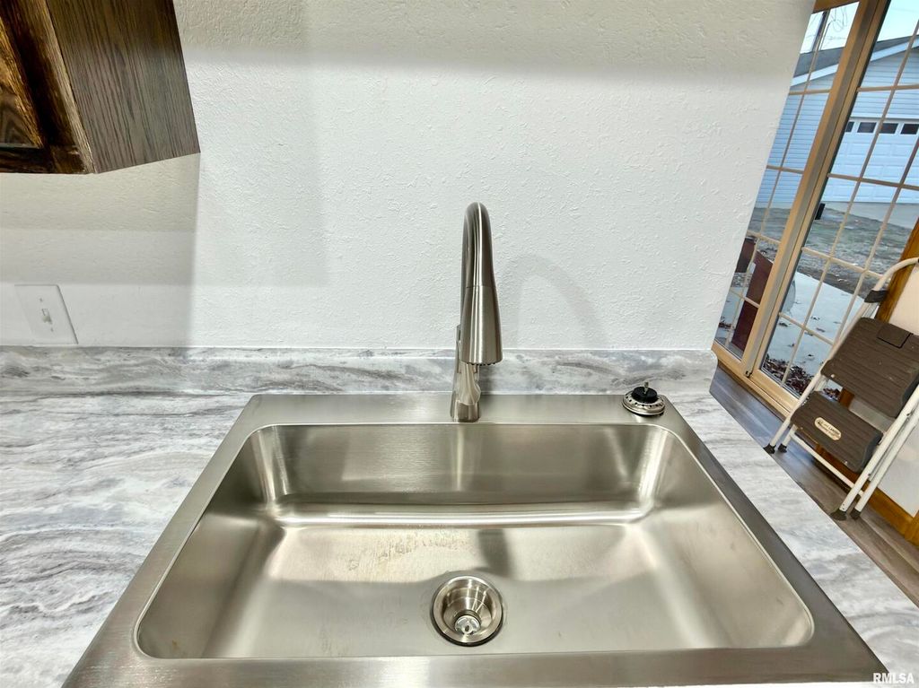 Image 12 of property listing at 274 Oaktree Ave Avenue, Salem, IL 62881