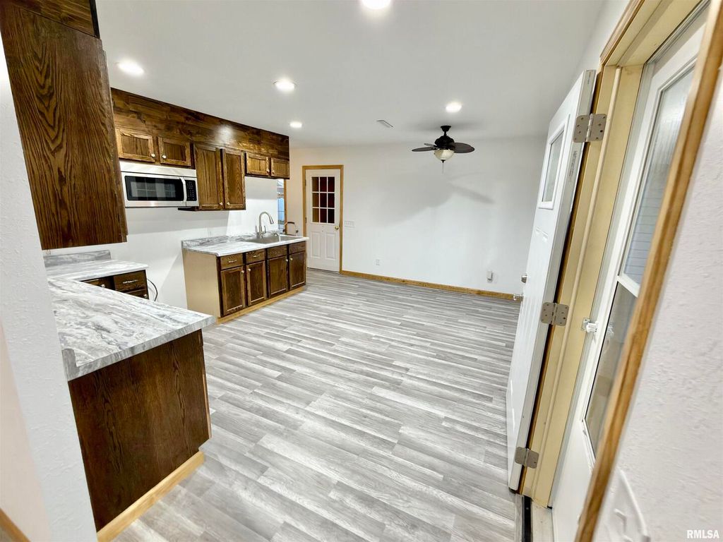 Image 13 of property listing at 274 Oaktree Ave Avenue, Salem, IL 62881