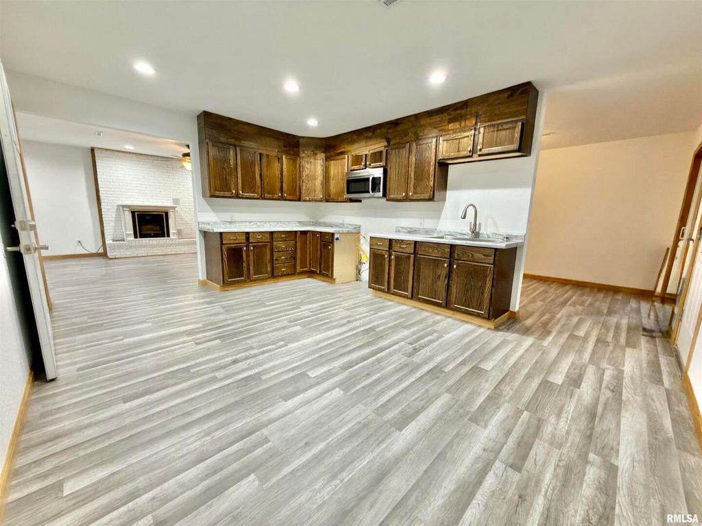 Image 3 of property listing at 274 Oaktree Ave Avenue, Salem, IL 62881