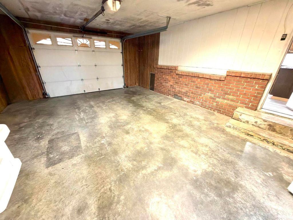 Image 29 of property listing at 274 Oaktree Ave Avenue, Salem, IL 62881