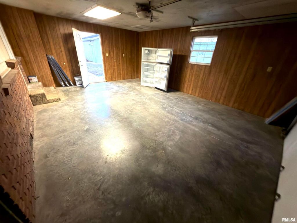 Image 30 of property listing at 274 Oaktree Ave Avenue, Salem, IL 62881