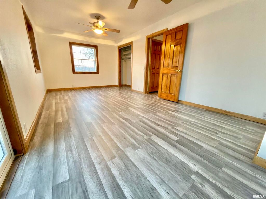 Image 4 of property listing at 274 Oaktree Ave Avenue, Salem, IL 62881