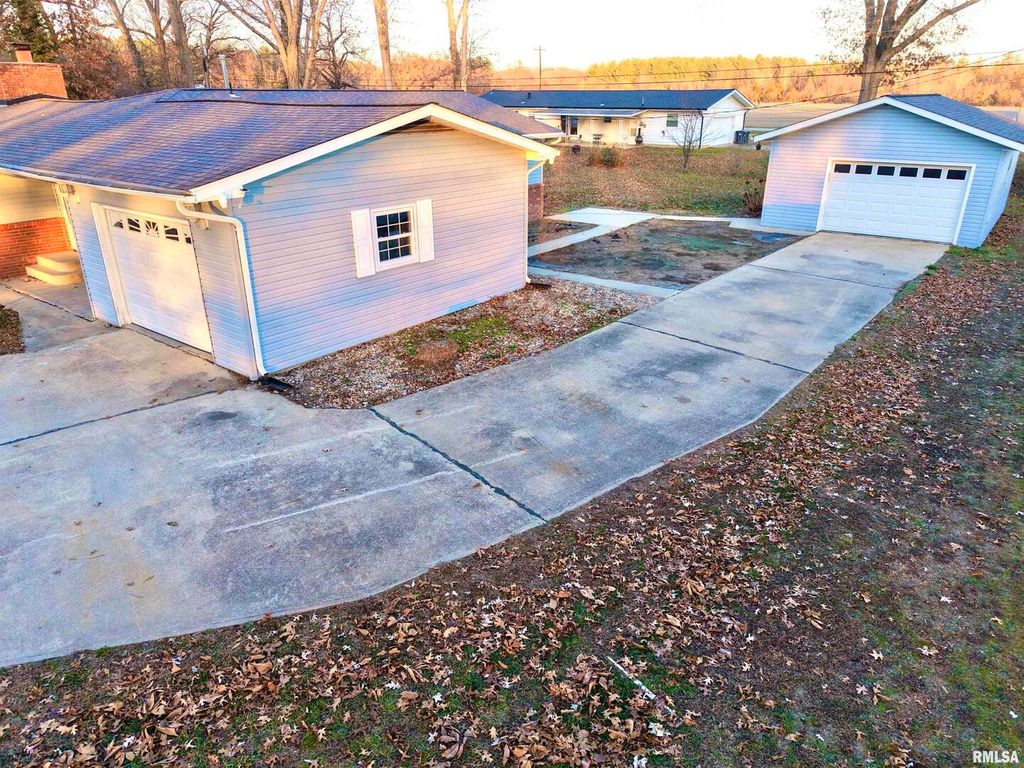 Image 33 of property listing at 274 Oaktree Ave Avenue, Salem, IL 62881