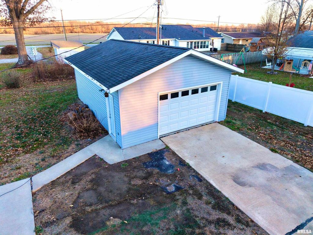 Image 34 of property listing at 274 Oaktree Ave Avenue, Salem, IL 62881