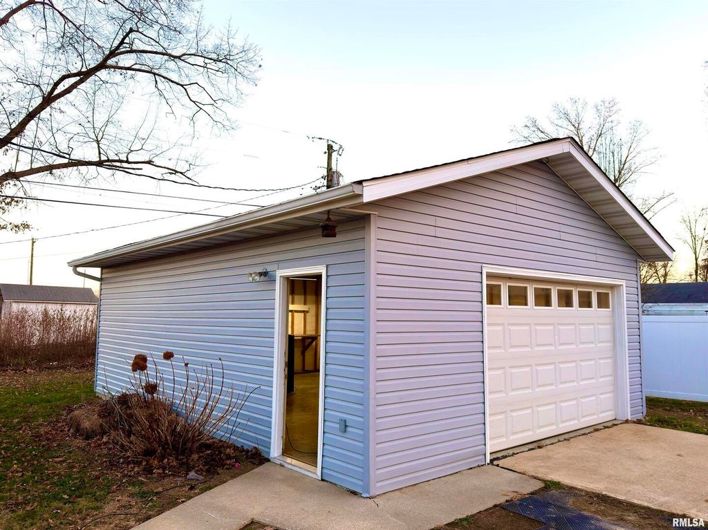 Image 35 of property listing at 274 Oaktree Ave Avenue, Salem, IL 62881