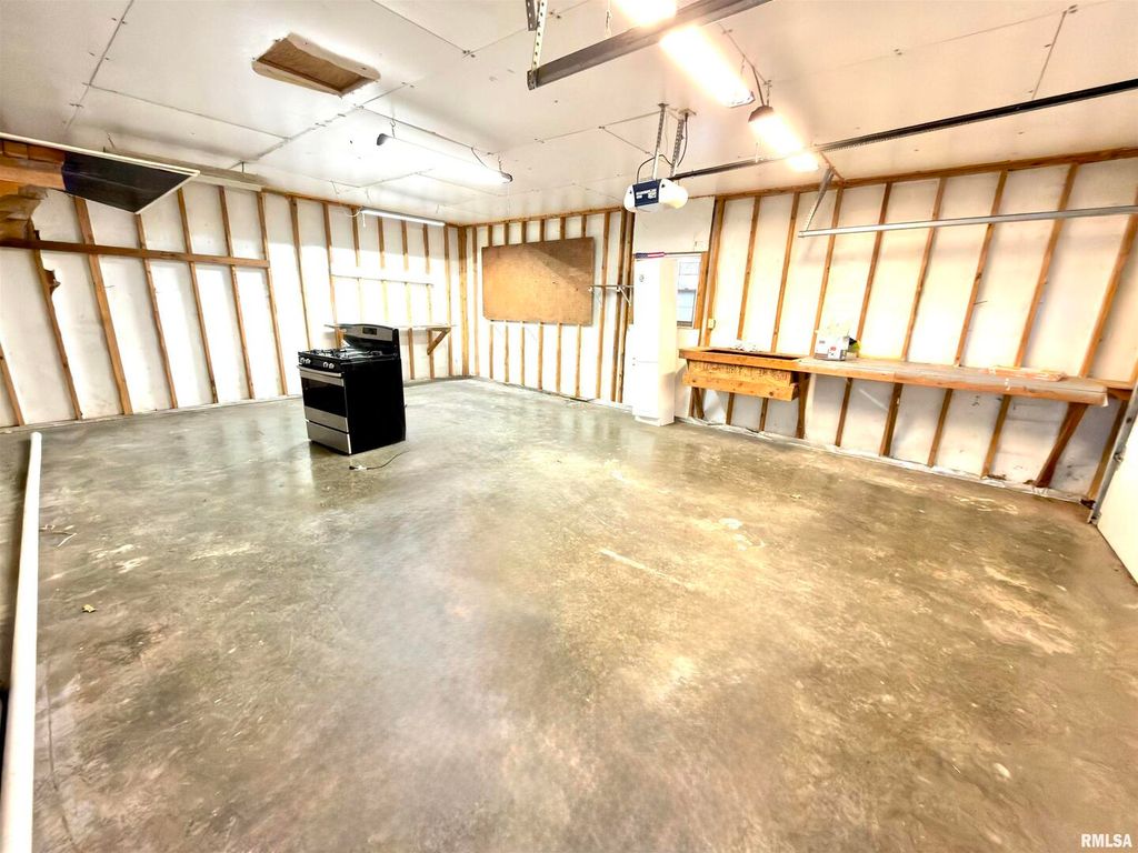 Image 36 of property listing at 274 Oaktree Ave Avenue, Salem, IL 62881