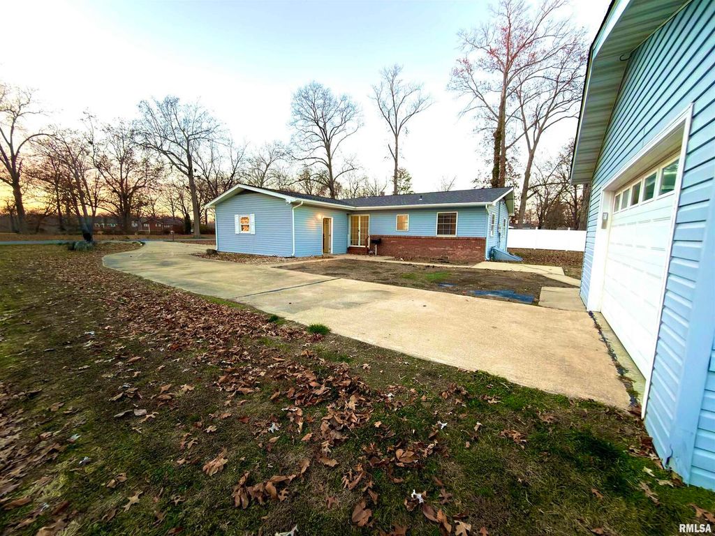 Image 39 of property listing at 274 Oaktree Ave Avenue, Salem, IL 62881