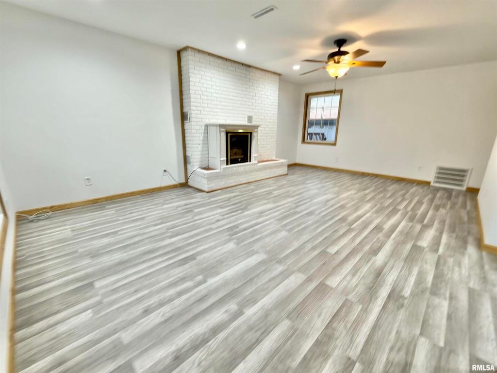 Image 5 of property listing at 274 Oaktree Ave Avenue, Salem, IL 62881