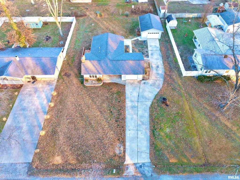 Image 44 of property listing at 274 Oaktree Ave Avenue, Salem, IL 62881