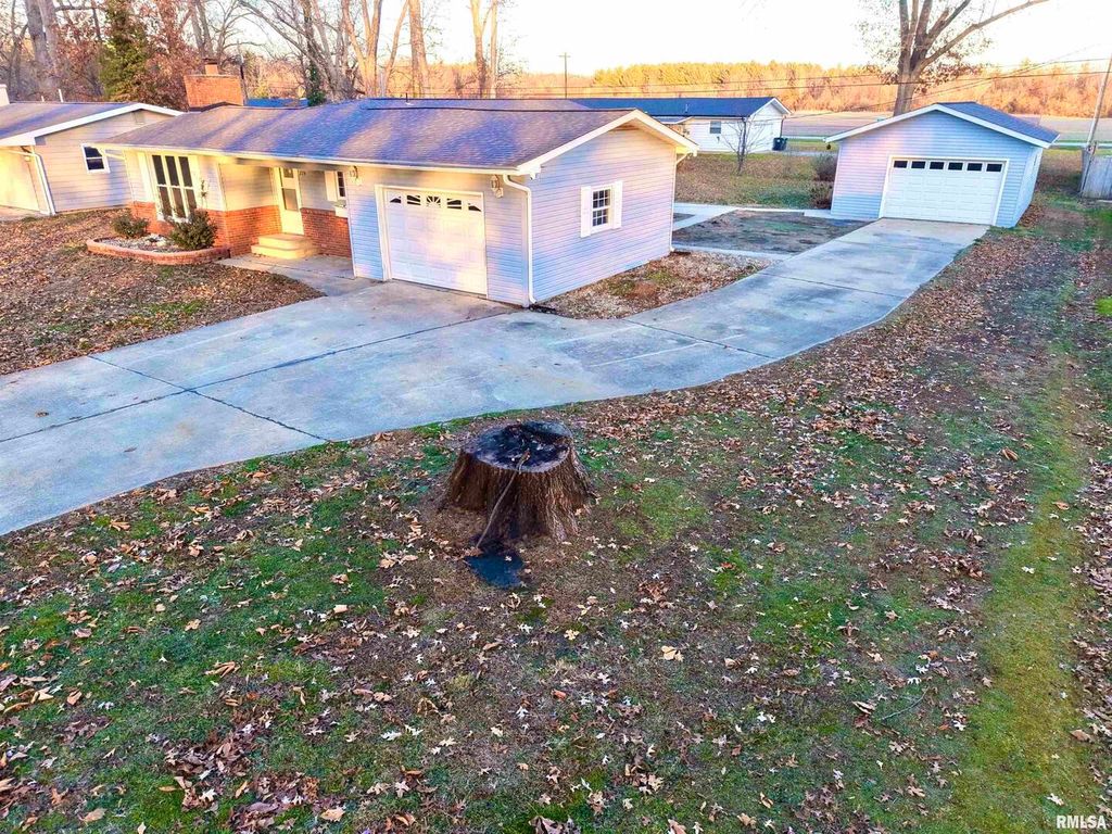 Image 45 of property listing at 274 Oaktree Ave Avenue, Salem, IL 62881