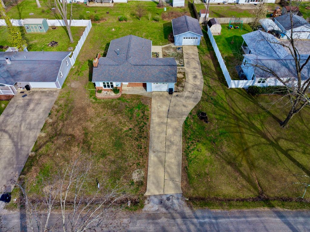 Image 7 of property listing at 274 Oaktree Ave Avenue, Salem, IL 62881