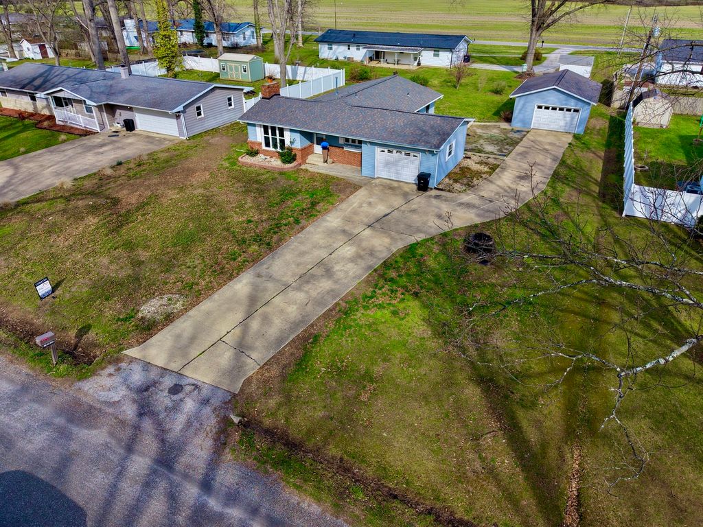 Image 8 of property listing at 274 Oaktree Ave Avenue, Salem, IL 62881