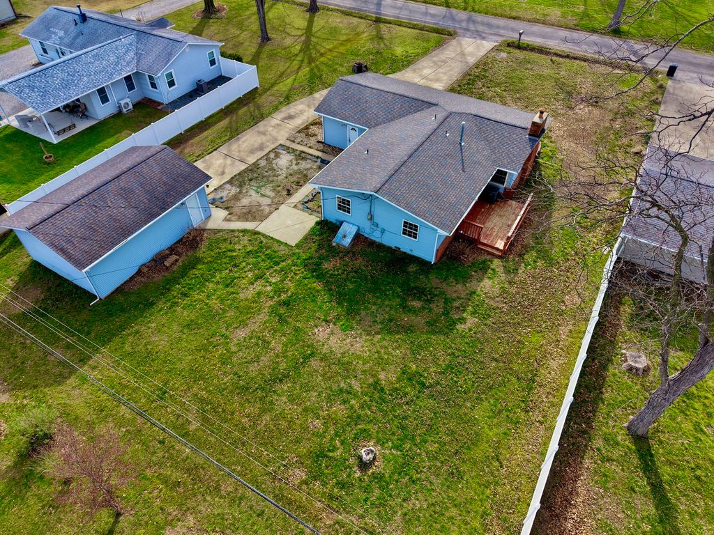 Image 9 of property listing at 274 Oaktree Ave Avenue, Salem, IL 62881