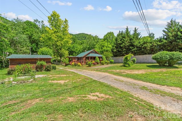 30 Clover Lane, Burnsville, NC 28714