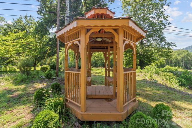 30 Clover Lane, Burnsville, NC 28714