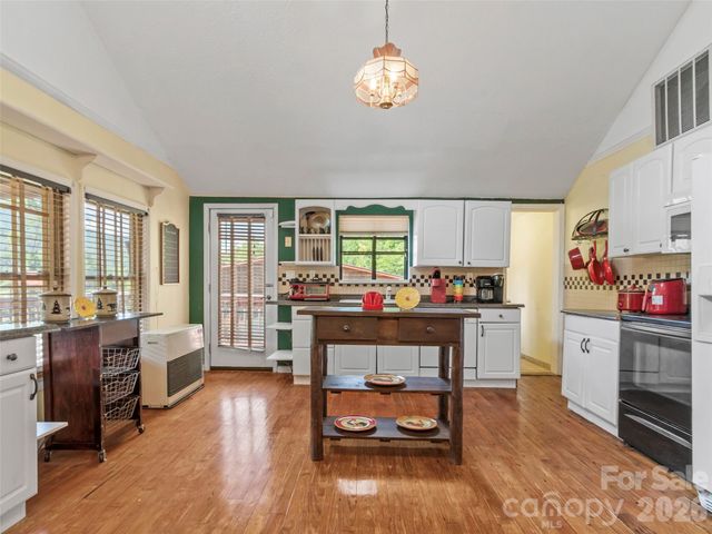 30 Clover Lane, Burnsville, NC 28714