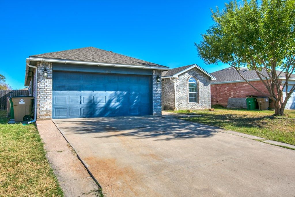 Image 4 of property listing at 1220 James Lane, San Angelo, TX 76905