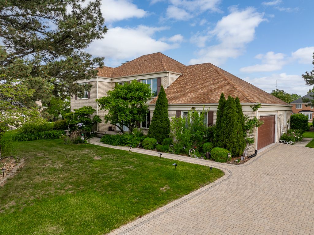Image 2 of property listing at 306 Woodview Court, Oak Brook, IL 60523