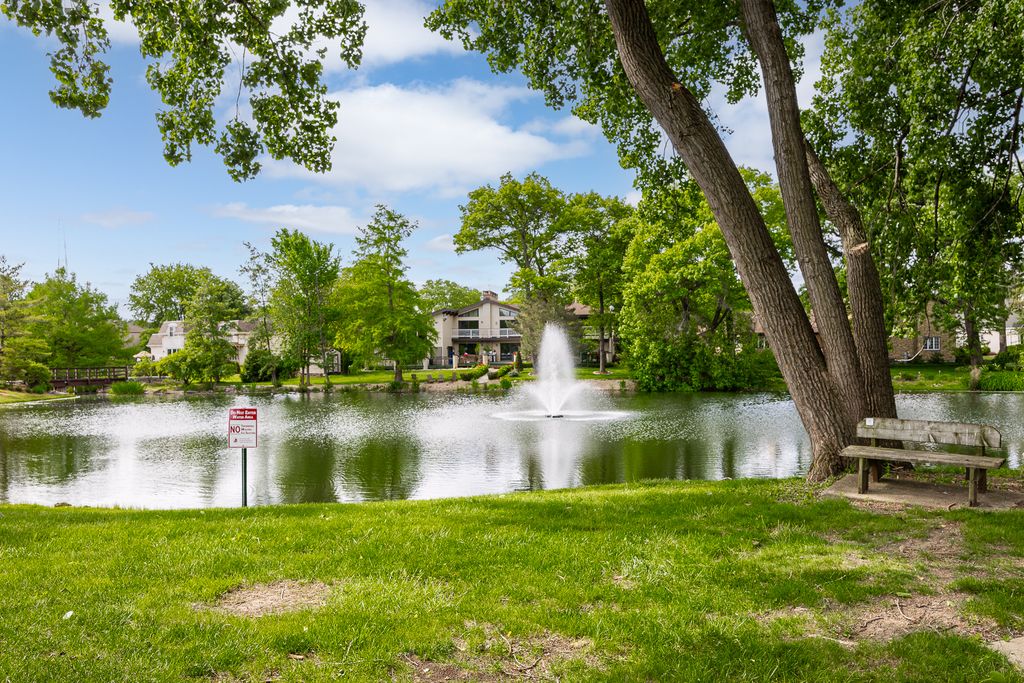 Image 11 of property listing at 306 Woodview Court, Oak Brook, IL 60523