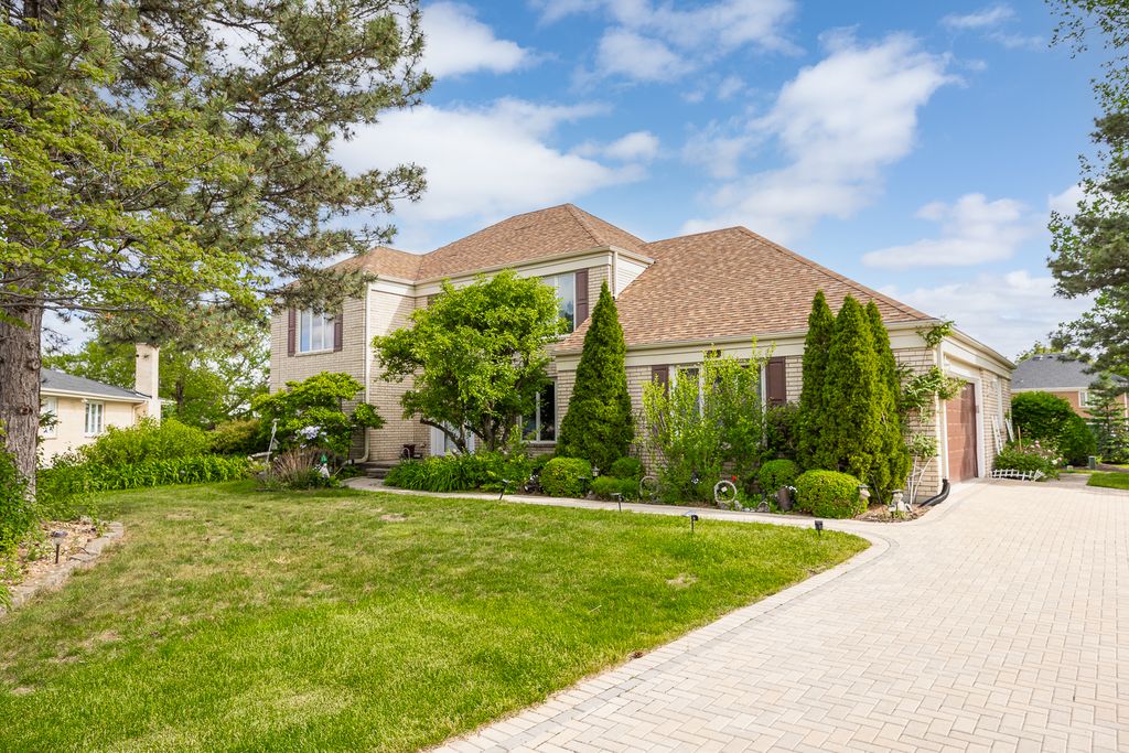 Image 13 of property listing at 306 Woodview Court, Oak Brook, IL 60523