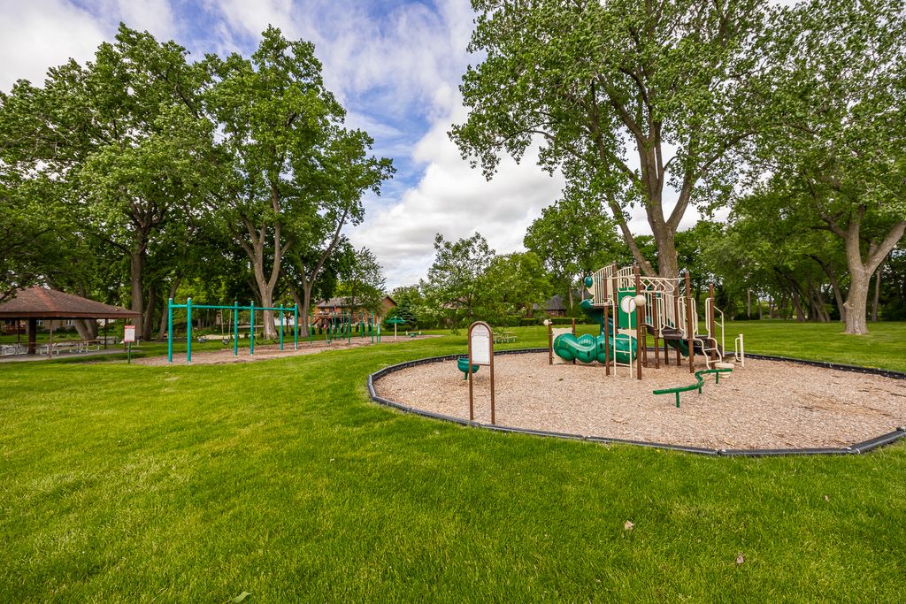 Image 14 of property listing at 306 Woodview Court, Oak Brook, IL 60523