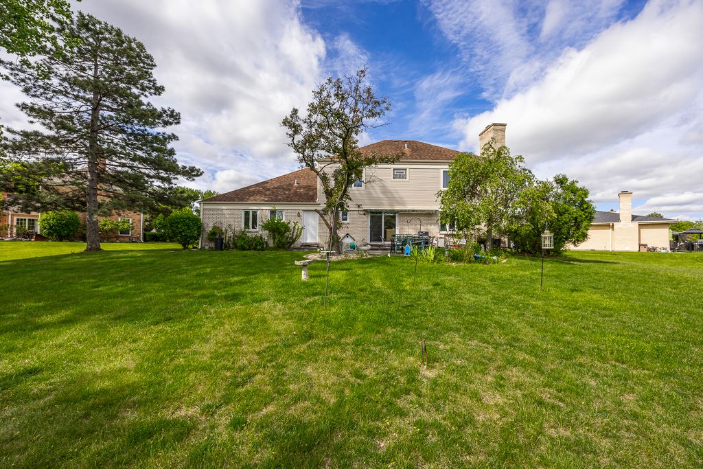 Image 15 of property listing at 306 Woodview Court, Oak Brook, IL 60523