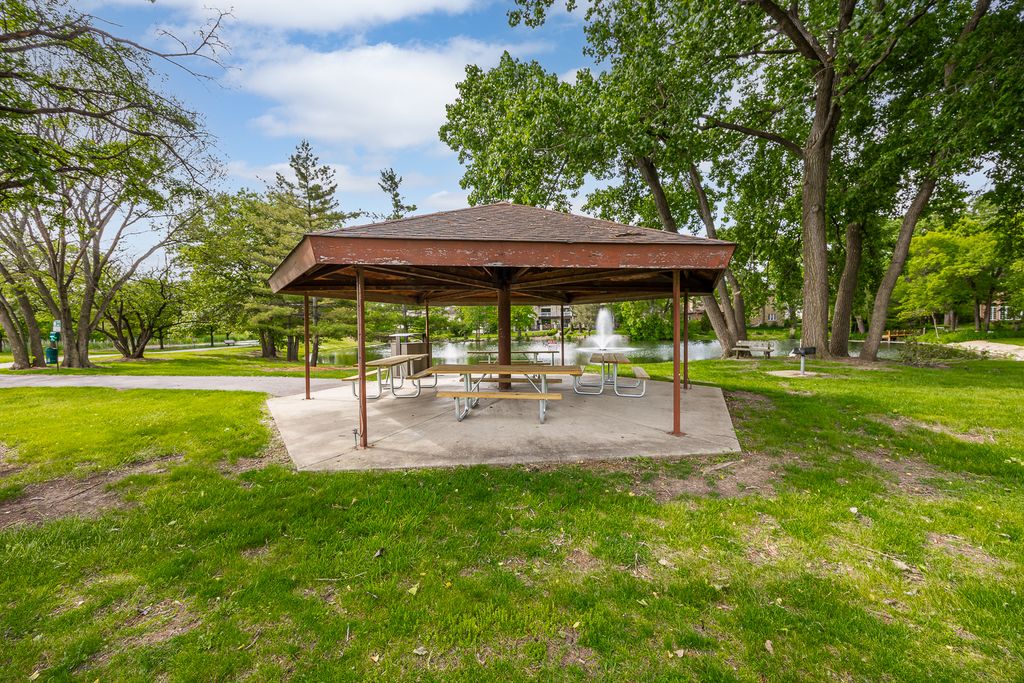 Image 16 of property listing at 306 Woodview Court, Oak Brook, IL 60523