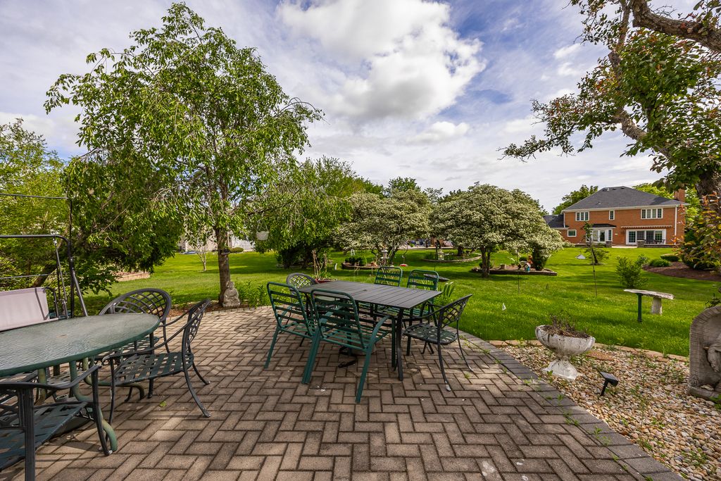 Image 17 of property listing at 306 Woodview Court, Oak Brook, IL 60523