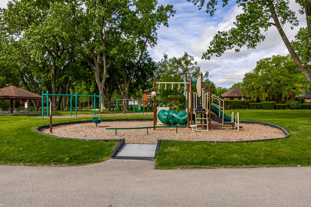 Image 18 of property listing at 306 Woodview Court, Oak Brook, IL 60523