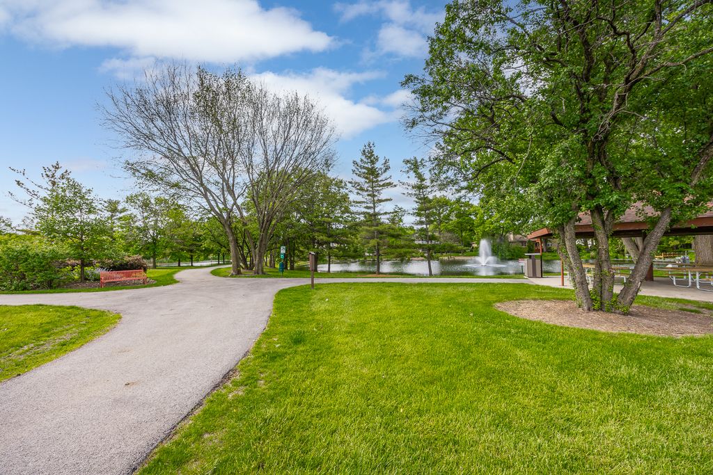 Image 19 of property listing at 306 Woodview Court, Oak Brook, IL 60523