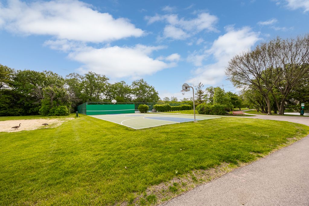 Image 20 of property listing at 306 Woodview Court, Oak Brook, IL 60523