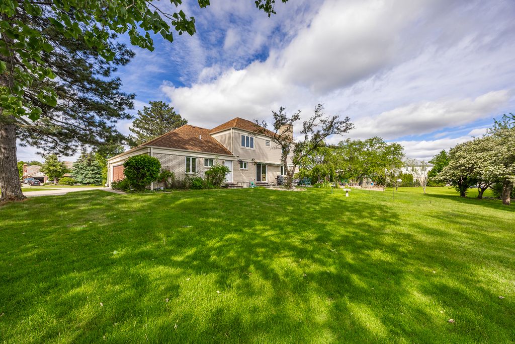 Image 3 of property listing at 306 Woodview Court, Oak Brook, IL 60523